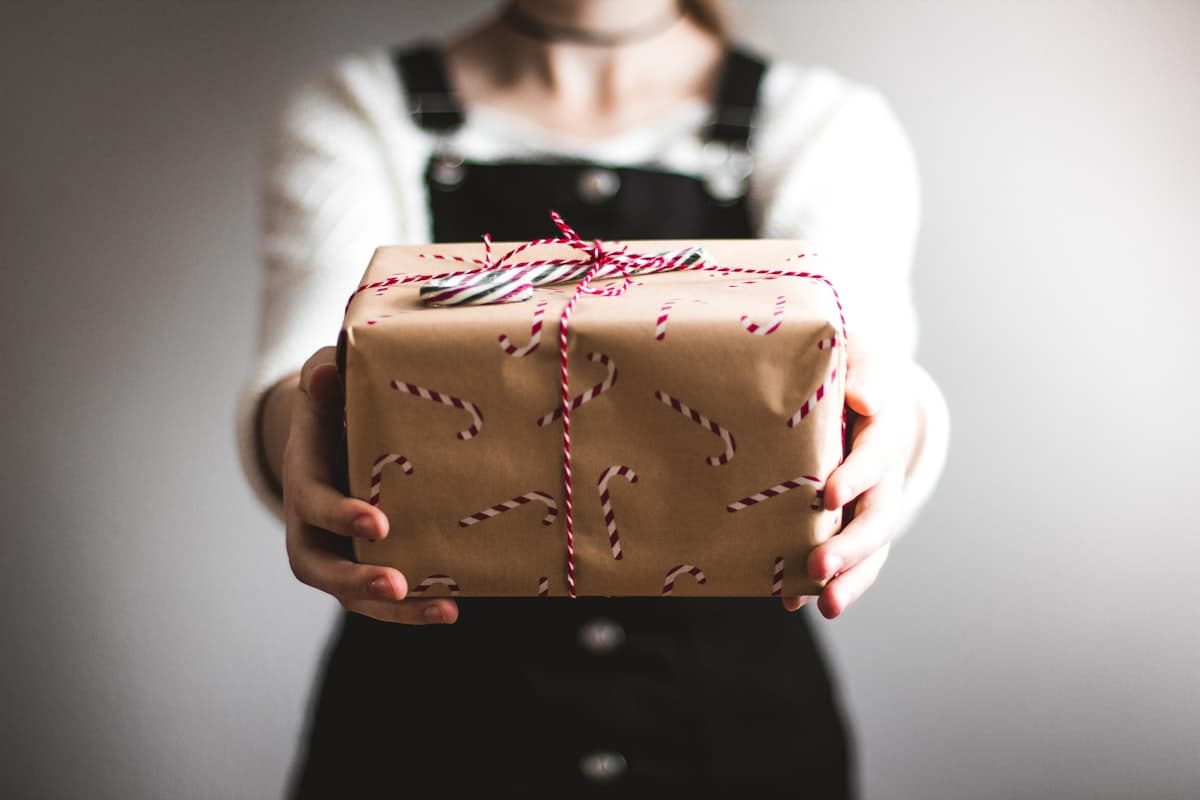 Liebevoll verpacktes Geschenk